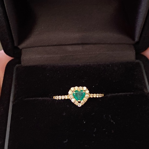 Pure Emerald heart shape cut on 18K gold - Picture 6 of 6